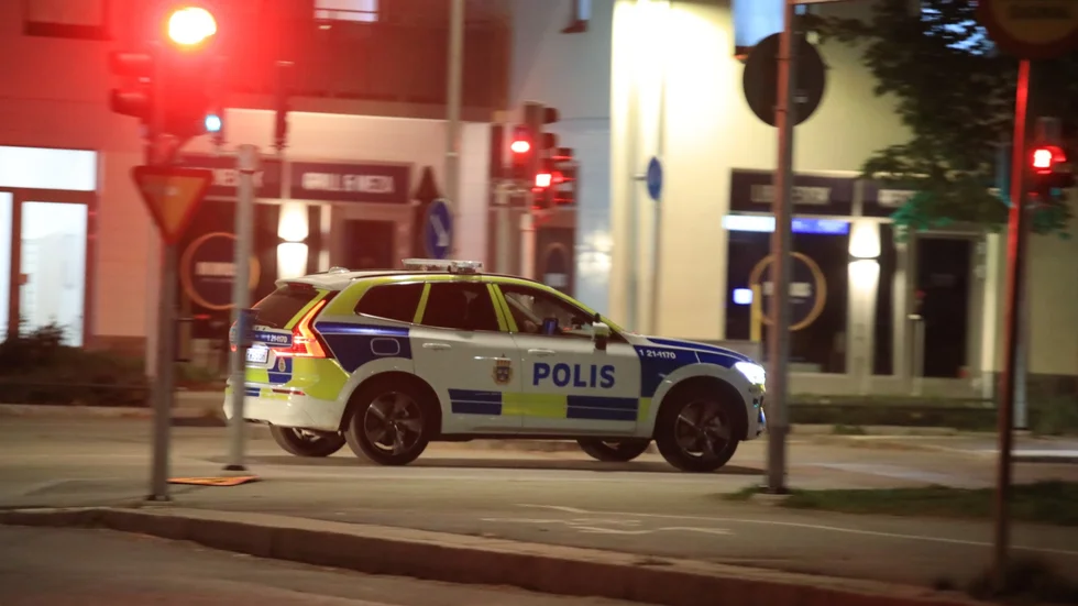 Polisen är på plats i Årsta och söker efter de misstänkta. 