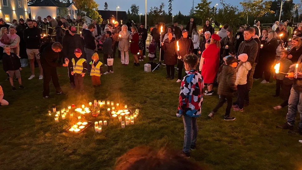 I Fullerö hölls en ljusmanifestation några dagar efter sprängdådet där en person omkom. 