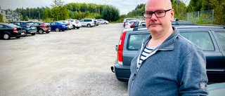 Raseri mot parkeringsbrist i nya bostadsområdet: "Bedrövligt"