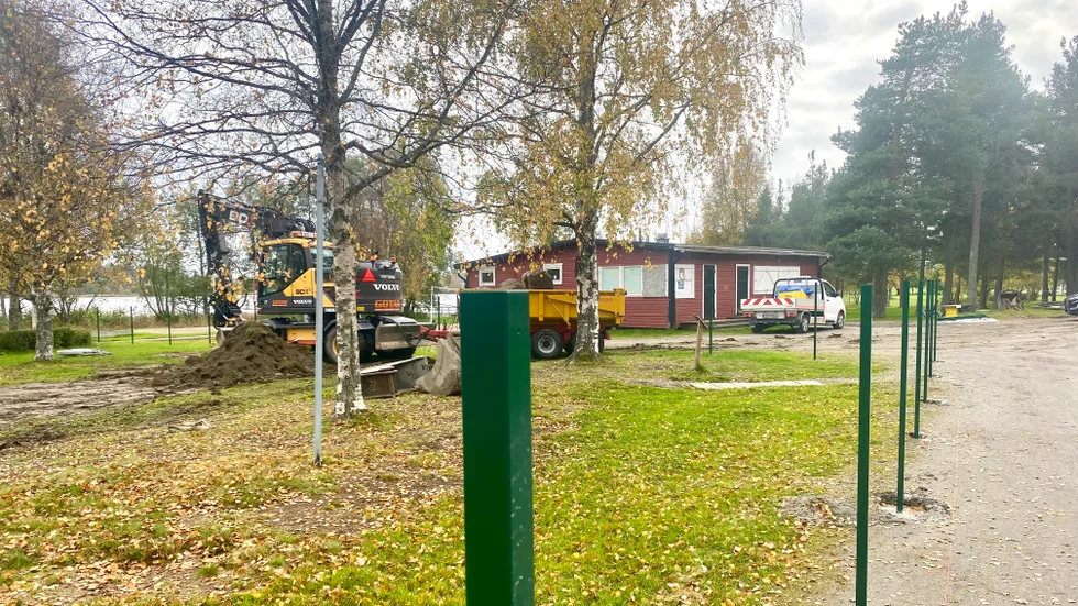 Hundrastgården håller på att ta form ute på Norrstrand. 130 meter staket ska sättas upp.