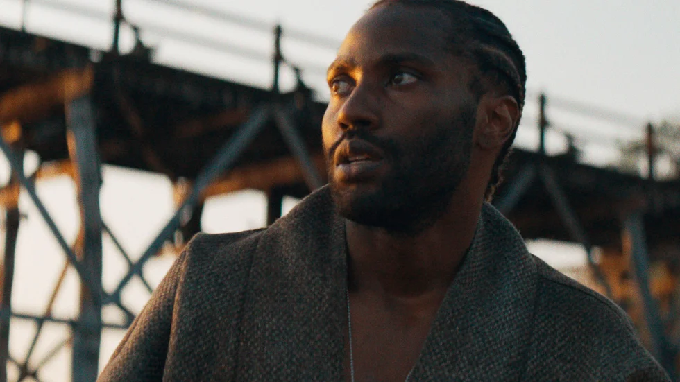 John David Washington måste rädda mänskligheten från AI i "The creator". Pressbild.