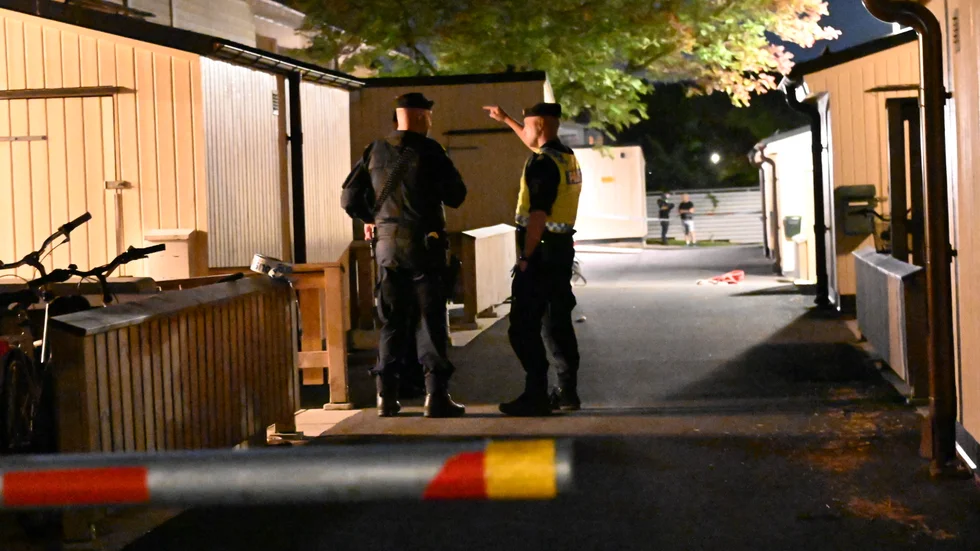En kvinna blev sent på lördagskvällen knivhuggen i sin egen bostad och fördes till sjukhus med allvarliga skador.
