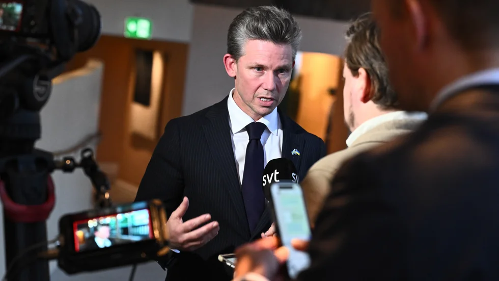 Försvarsminister Pål Jonson under en pressträff på måndagen angående den skadade kabeln mellan Sverige och Estland.