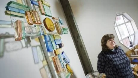 Det unika glaskorset i kristall från nedlagda Smedbykyrkan, hänger nu i Skogängsgårdens kyrksal i Skärblacka. Något som kyrkoherde Susanne Holmén Hjalmarsson är mycket glad åt.Foto: Andreas Skogh