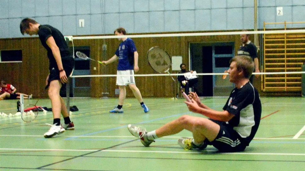 Dennis Ström och Henrik Westerlund närmast ser uppgivna ut efter ännu en förlorad boll, och till slut en förlorad match mot Stefan Fjällman och Erik Landstedt.