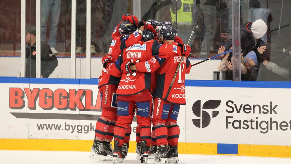 VIK-spelarna jublar efter 2-0-målet som Hugo Gabrielson gjorde.