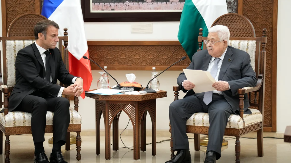 Emmanuel Macron och Mahmoud Abbas under mötet i Ramallah på Västbanken.