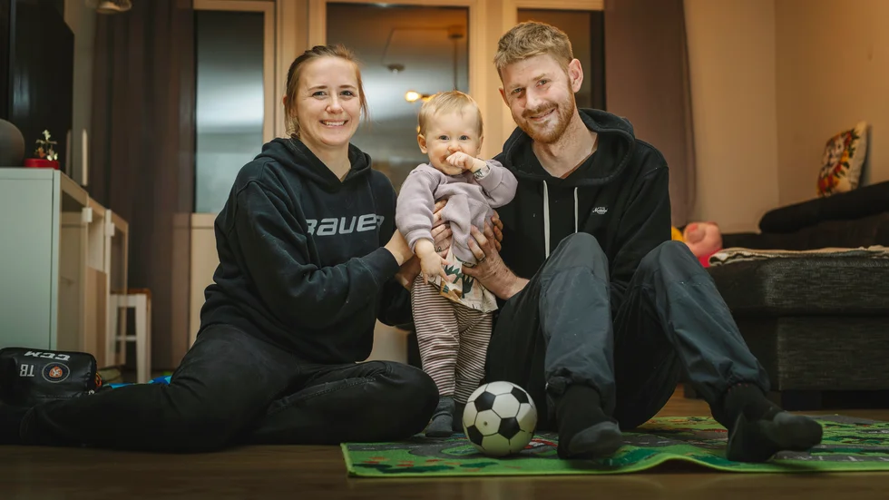 Lena Blomkvist, 33, och maken Tomas Blomkvist, 38, är två idrottsprofiler från Piteå. Nu lever de familjelivet tillsammans med dottern Elly, som snart blir ett år gammal.