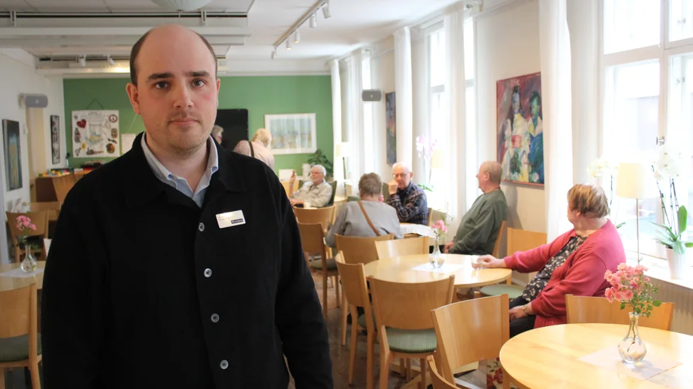 Lucas Titus, 30, är aktivitesansvarig på Hagdahlska husets Seniorcentrum och en av tre nominerade till "Årets Linköpingshjälte" för det jobb han lägger ner för att hjälpa de äldre handskas med smartphones, surfplattor och datorer.