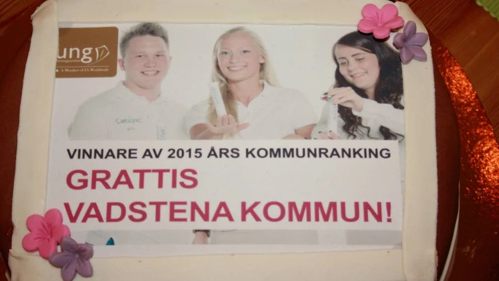 EN av tårtorna eleverna fick äta upp.