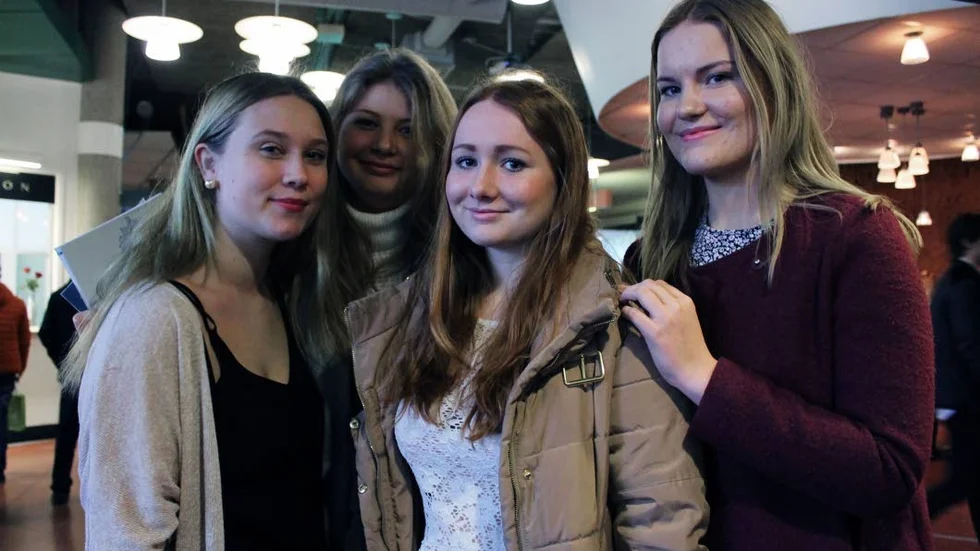 Gymnasieungdomar från Vadstena. Maria Cederlöw, Lovisa Sällin, Astrid Linder och Amelie Hägg Tollsten var på plats.