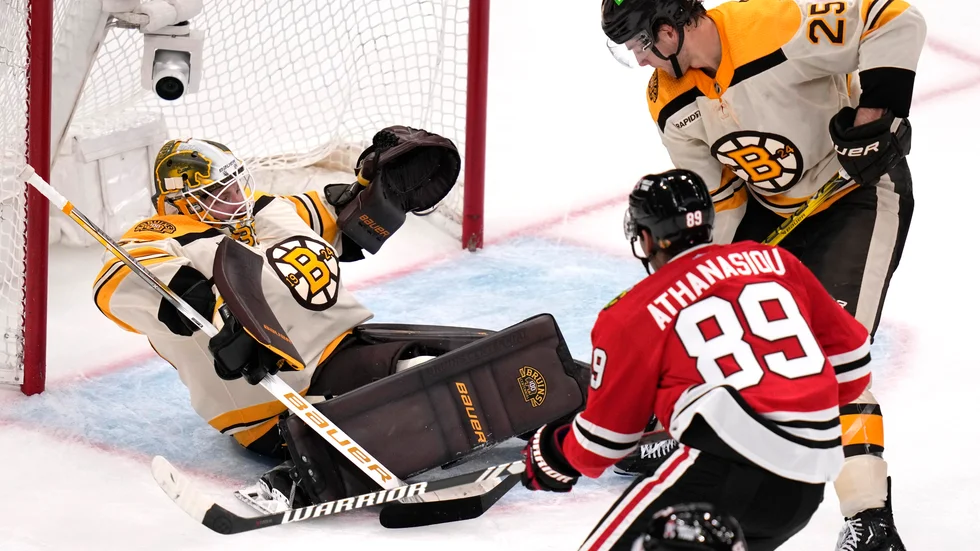 Bostons målvakt Linus Ullmark släppte in Connor Bedards, NHL:s hetaste rookie, första mål i NHL men spikade sedan igen och Boston vann med 3–1.