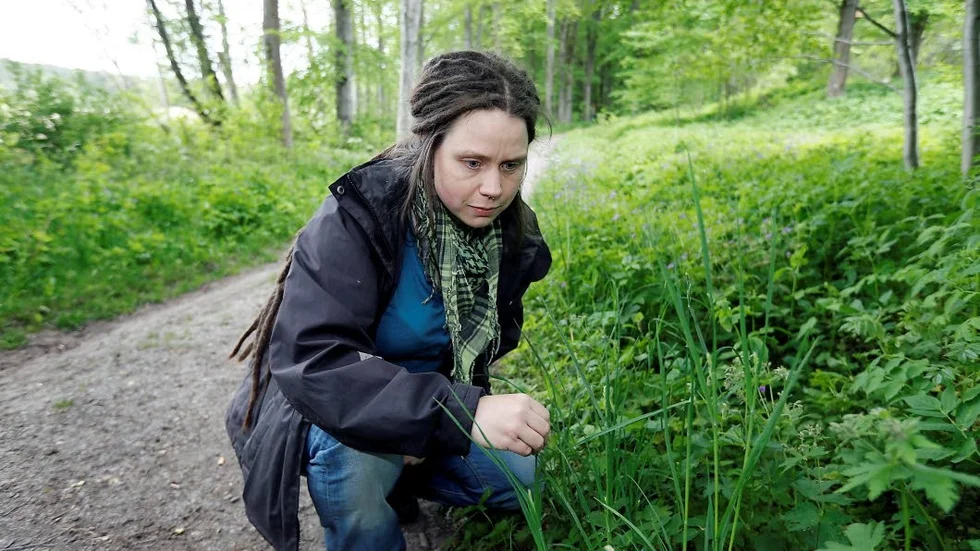 Monika Sunhede vistas dagligen i Sjöbo-Knäppan, ibland i sällskap av sin hund.