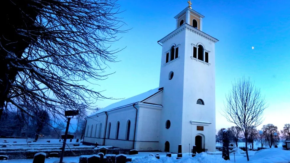 Det skymnar strax innan första konserten i kyrkan.