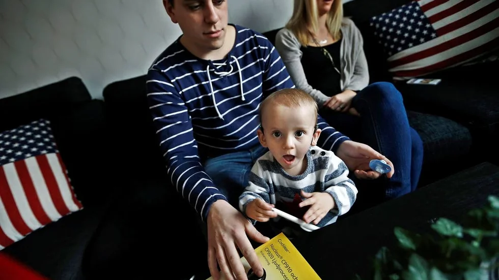 Implantatet gör att Olle kan höra och lära sig talspråket. Pappa Emil och mamma Sara pratar mycket med honom.