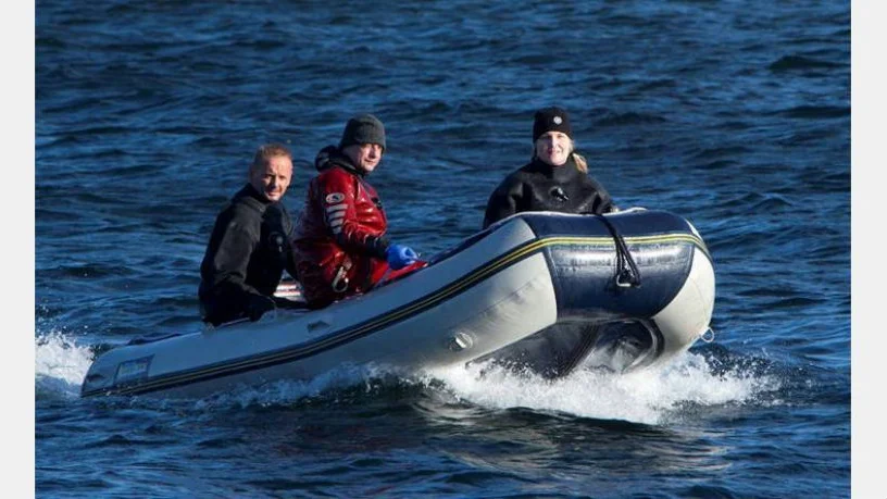 Det var marinarkeologen Lotta Mejsholm och Patrik Komorowski som i somras gjordes det oväntade fyndet av skelettdelar bland vrakgodset på sjöbotten. I samarbete med dykaren Peter Andersson har de gjort flera dykningar på platsen.