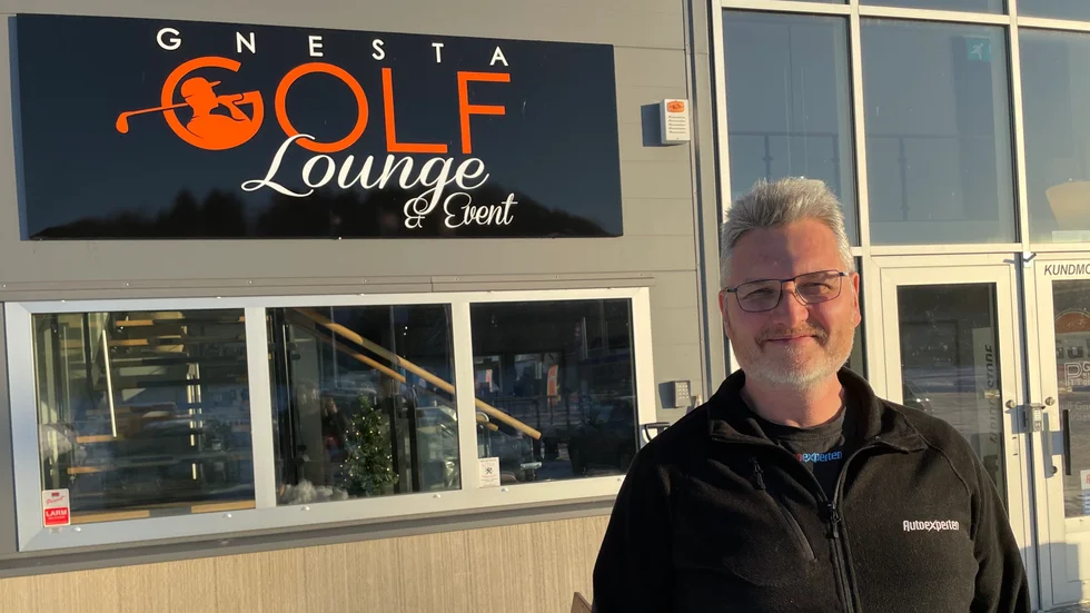 I samma lokal som Autoexperten hittar du också Gnesta golf lounge & event en trappa upp.