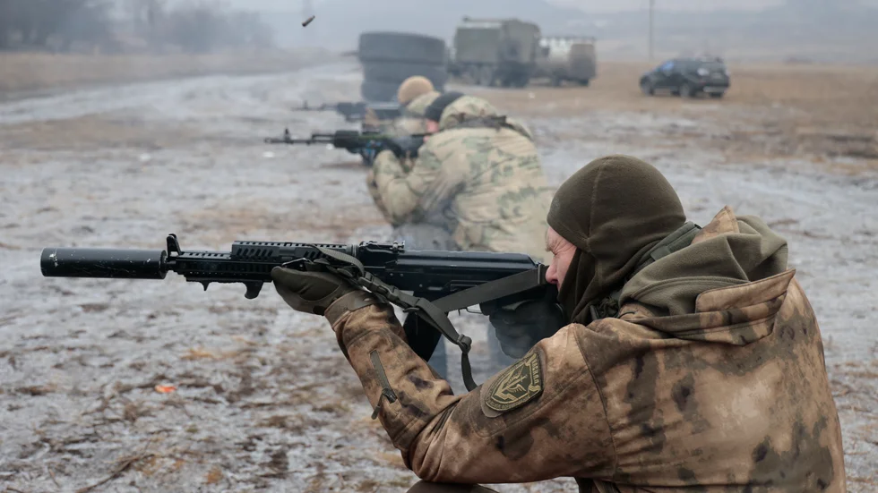Det kan bli svårt för Ryssland att lyckas med målet att rusta upp längs gränsen till Finland, enligt en expert. På bilden övar ryska soldater i ryskkontrollerade Donetsk i östra Ukraina. Arkivbild.