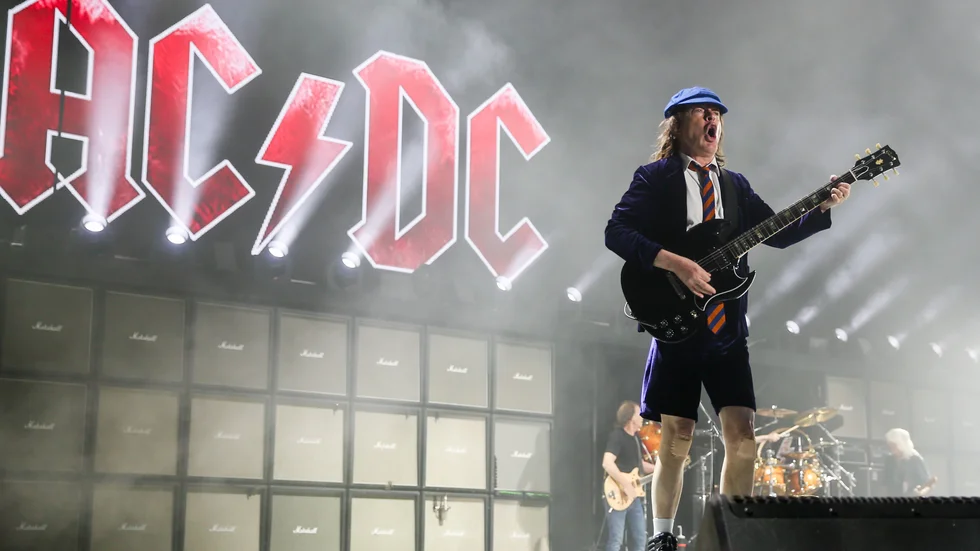 AC/DC:s frontfigur Angus Young under en spelning på Coachella i USA 2015. Arkivbild.