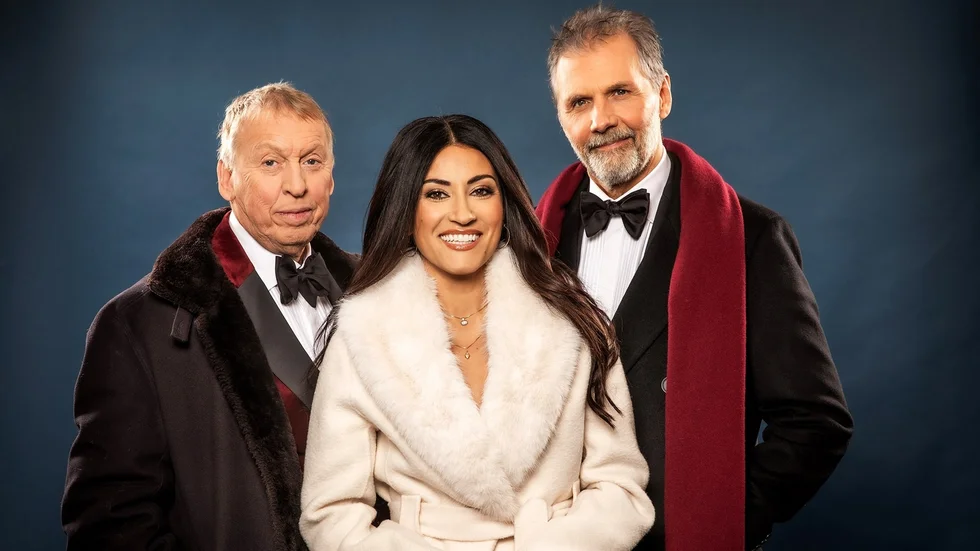 När SVT firar in det nya året läser Tomas von Brömssen den klassiska dikten "Nyårsklockan". Programledare för sändningen är Nikki Amini och Micke Leijnegard.