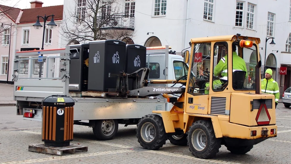 De nya soptunnorna landade på Stora torget igår.