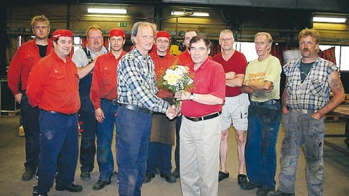 Klas Thuresson blir avtackad av Kenneth Johansson och arbetskamraterna på Legosvets efter 23 år på företaget.