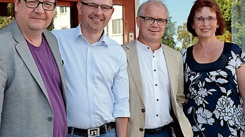Om alliansen vinner valet är de villiga att skjuta till med pengar för en bättre cancervård. På bild: Pierre Edström (FP), Johan Gustafsson (M), Christer Jonsson (C) och Gudrun Brunegård (KD).