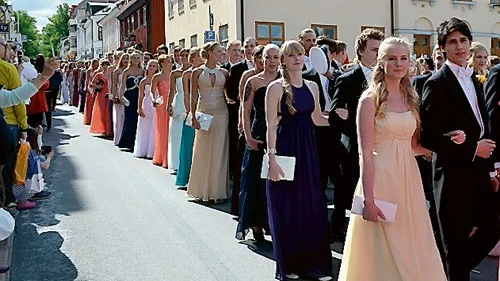 I strålande sol marcherade balparen genom Västerviks stadskärna.