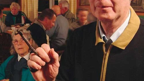 Bertil Rosén med en tandkrok, som förr användes vid tandutdragningar