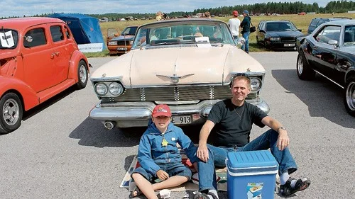 Christoffer och Håkan Nyström tar en fikapaus framför sin Imperial Crown från 1958.