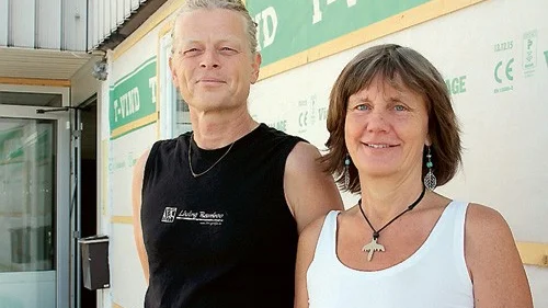 Nane Andersson och Jenny Hammer satsar på yogaverkstad i Hultsfred, I början av september slår man upp portarna i Be-Ge Bils gamla lokaler.