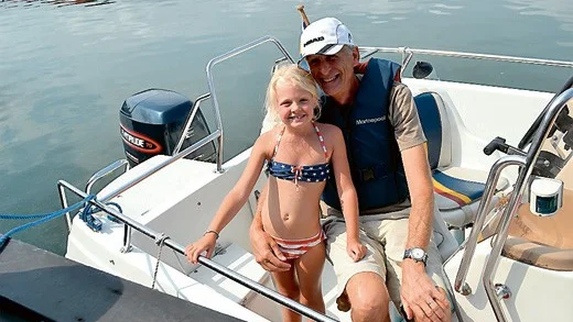 Roland Svahn åker ut med båten några gånger varje semester. Han tycker att det är viktigt att tänka på havsvattenståndet. Här med Tyra Boström.
