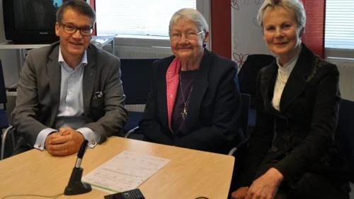 Göran Hägglund, Linnea Björn och landshövding Elisabeth Nilsson samlades kring Hälsodagboken foto. Rebecka Lindhe