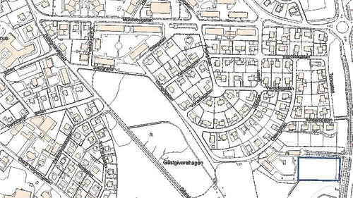 Förklaring av kartan Röd - Gästgivarehagen. Ursprungliga tanken som inte kommer att förverkligas. Detaljplanen medger inte bygglov.  Blå - Gamla Vitsippan. Kommunstyrelsens förslag där en geologisk undersökning nu kommer att genomföras.   Grönt - Pistolsmeden. Centerpartiets förslag där man tänker sig sex lägenheter för gruppboende på markplan och 20 allmänna lägenheter.
