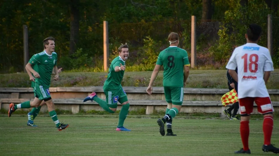 Fabian Ring gjorde matchens sista mål som betydde 2–0 i början av andra halvlek. Nu ligger Ankarsrum nio poäng före Horn/Hycklinge. Foto: Ossian Mathiasson