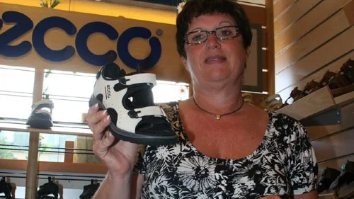 Gunilla Martinsson på Sko-Nisse säger att folk köper skor som aldrig förr.
