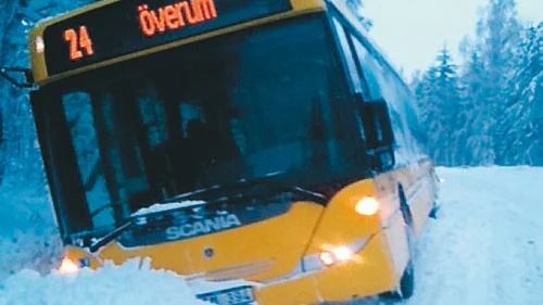 Buss  nummer 24 gled ner i diket vid åttatiden på onsdagsmorgonen. I den  färdades 8 passagerare, varav 7 skolbarn på väg från Loftahammar till  Åbyskolan Gamleby.