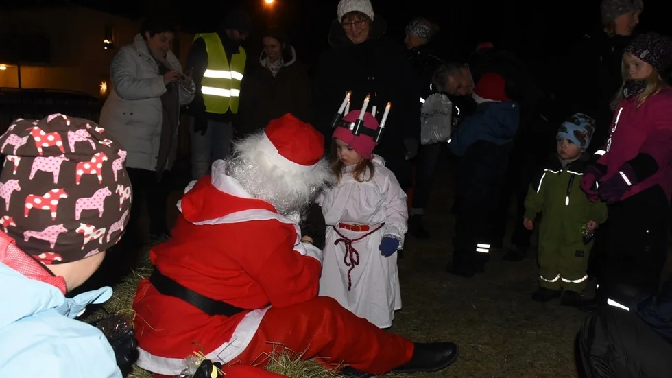 Den här lilla Lucian fick ett paket av tomten.