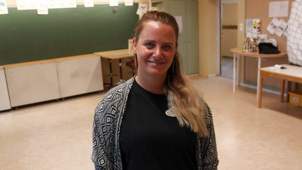 Redo för skolstart. Jennie Agebjörn, 26, har gjort sitt första läsår som nybakad grundskollärare – och precis haft sin första nästan lediga sommar på länge. Idag tar hon emot sin klass, som börjar tvåan. Och hon bidrar gärna till att bryta den negativa bilden av läraryrket. ”Jag känner att jag hamnat rätt”. Foto: Rebecca Forsgren Malmström