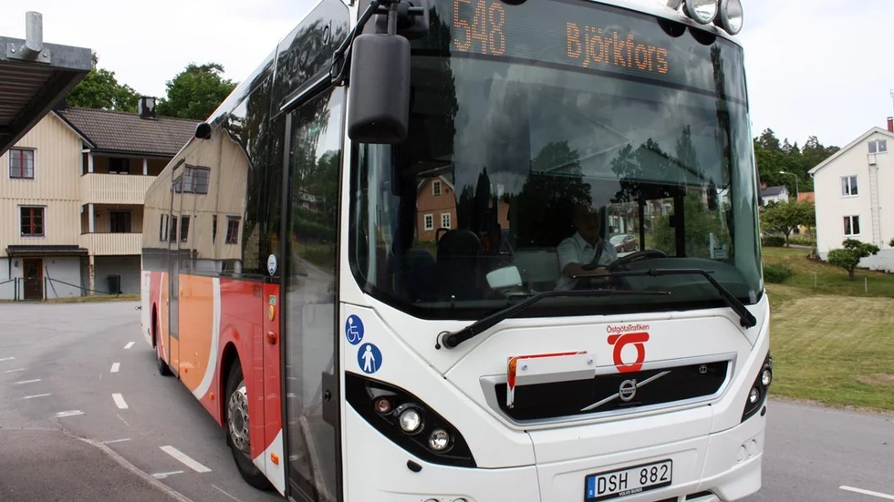 Buss 548 gör ett av sina sista stopp i Björkfors. Foto: Erica Månsson