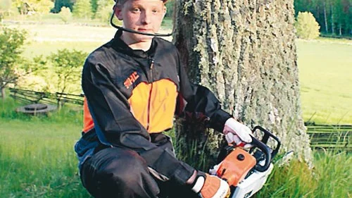 Viktor Karlsson från Kråkshult är bäst i Sverige på att fälla träm med motorsåg.