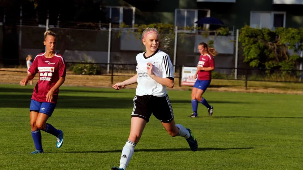Den här säsongen har Wilma Edström bytt Västervik damfotboll mot Tjust IF och ställs alltså mot sina förra lagkamrater i dag på Hammarvallen.
