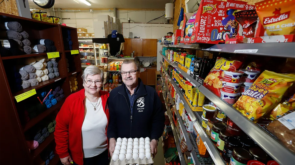 Erja och Pentti Pöykiö kommer snart bygga ut butik och lager ännu mer. I dagsläget erbjuder de över 1 400 finska artiklar.