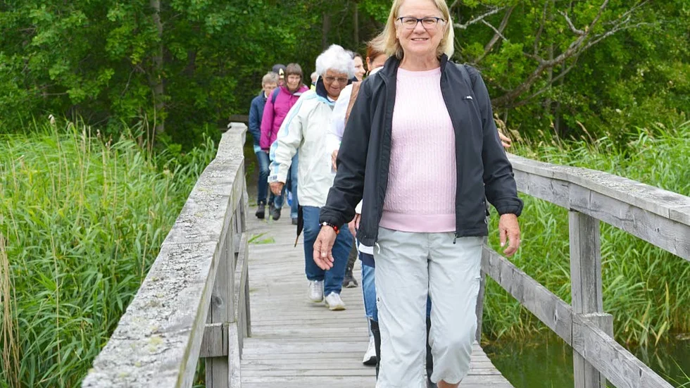 Maud Ericsson i täten för dagens pilgrimsvandrare i Loftahammar.