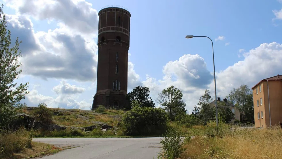 Om området kring vattentornet ska bebyggas behövs en vidare utredning av hälsorisker på grund av uranförekomsterna i berget, anser miljö- och byggnadsnämnden.