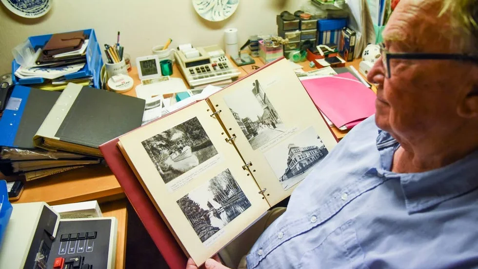 Gunnar har samlat många fotografier och bilder på sjöfarten genom åren.