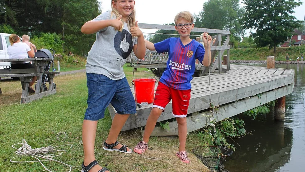 Alma Ambeskovic och Linda Jashari ger tummen upp för kräftfiske.