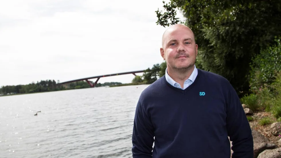 Johnny Karlberg och Sverigedemokraterna hoppas att det inte ska bli någon tydlig majoritet utan att de båda blocken blir jämnstora och att SD hamnar i en vågmästarroll.