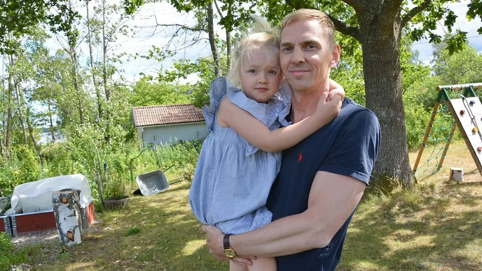 Elisa var lite besviken över att hon missade räven och grävlingen som pappa Joakim Bürén lyckades fånga på film mitt i en fajt.