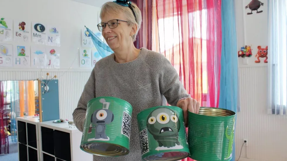 Eva Jakobsson, som jobbar på förskolan, med sorteringskärlen.